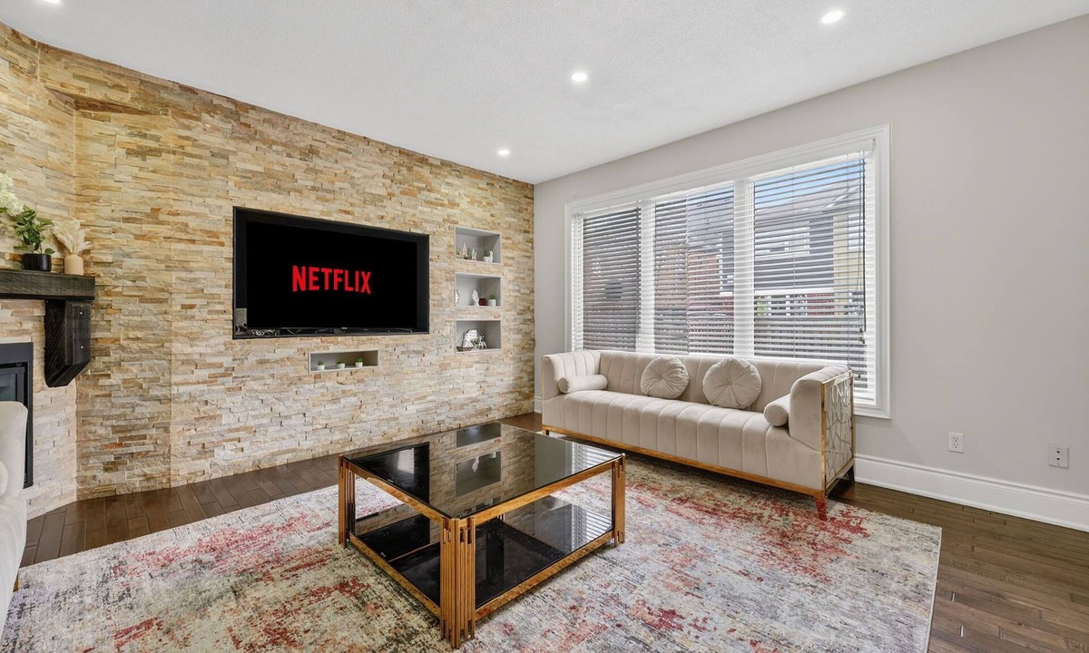 Halton Regional Municipality House | Spacious Modern 5BR Home | Sleeps 14 | Family home