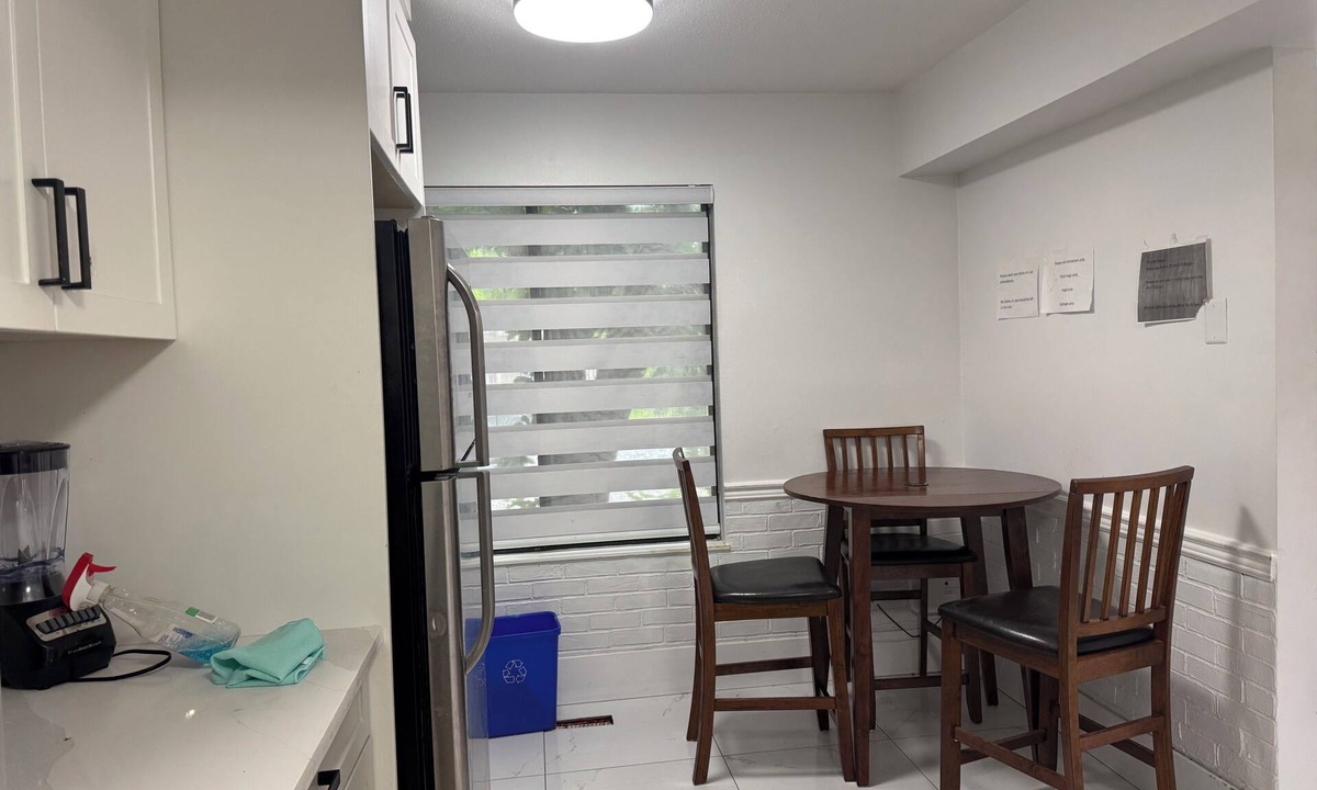 Coquitlam Bed & Breakfast | * “Spacious Sunny Room in Clean Shared Home”