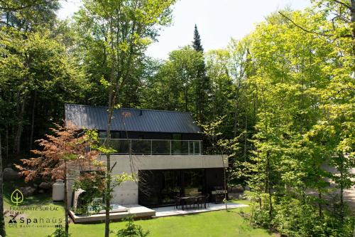 Lac Superieur Village Ski Chalet | SpaHaus #128