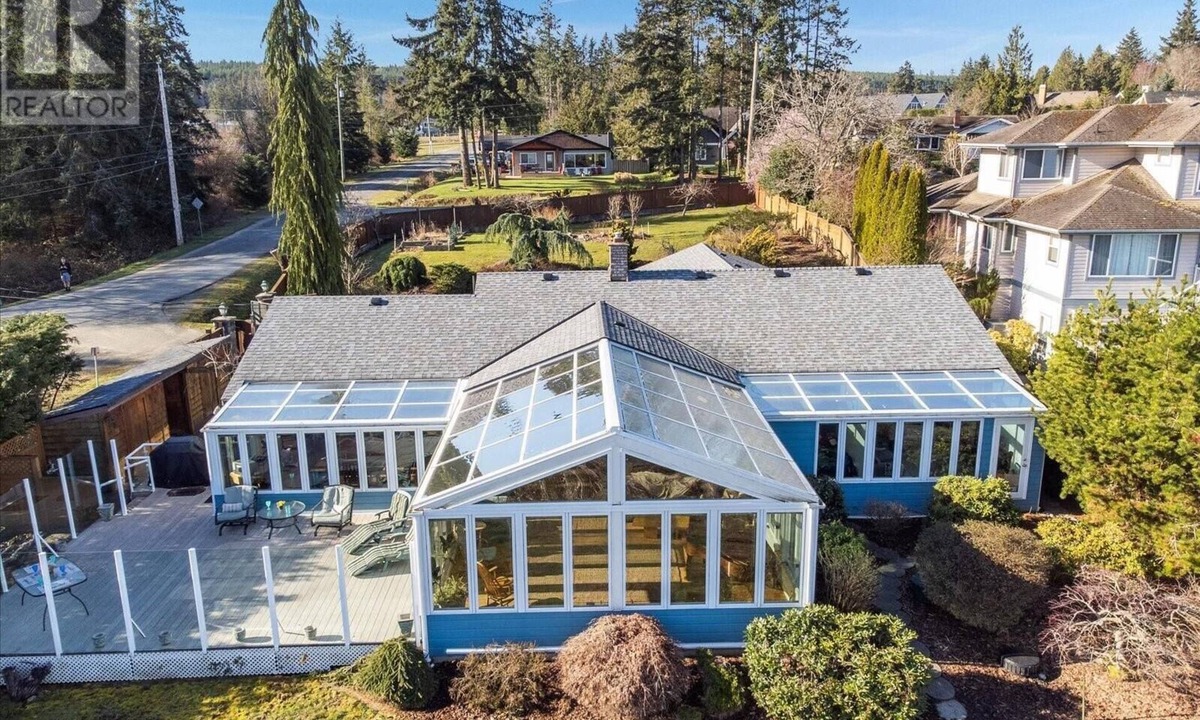 Regional District of Nanaimo House | Spectacular Amazing Blue Dolphin Walk-on Waterfront Summer 2026 Availability
