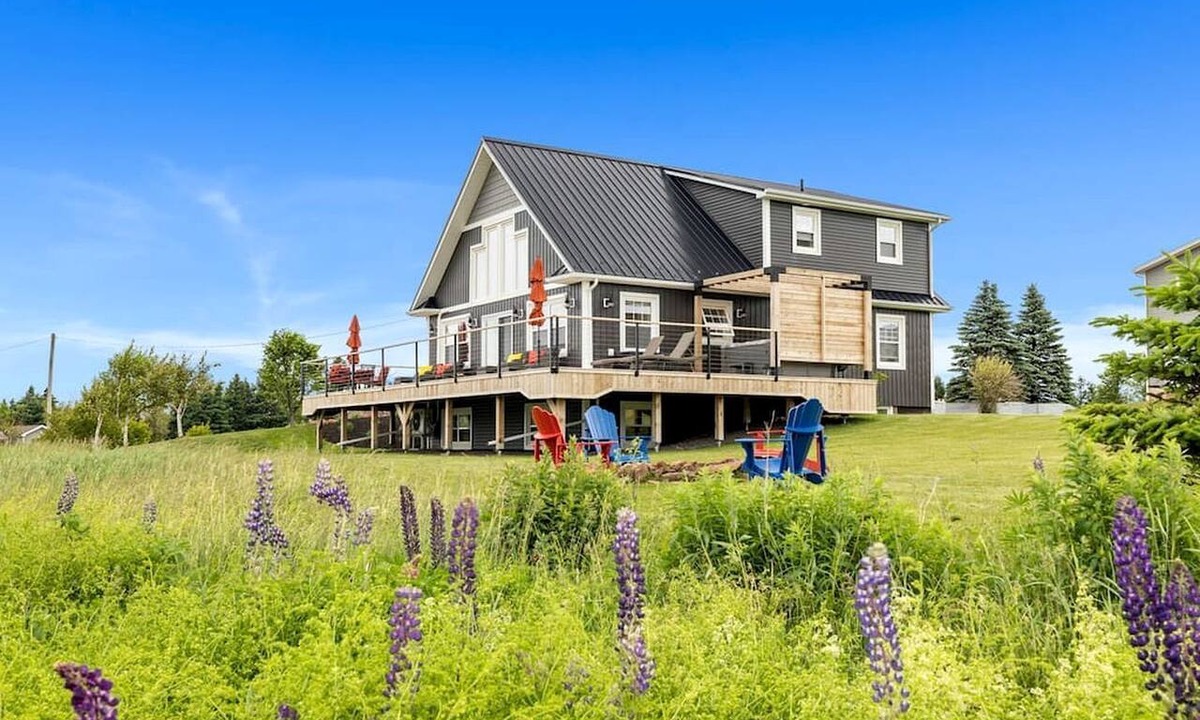 Bayview Cabin | Spectacular Cabin with Hot-Tub and Modern Indoor in Canada