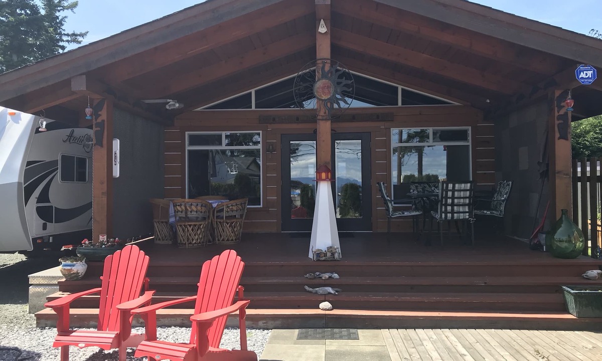 Campbell River Cabin | Spectacular sunrises, beautiful Ocean view & Wild life at your fingertips!