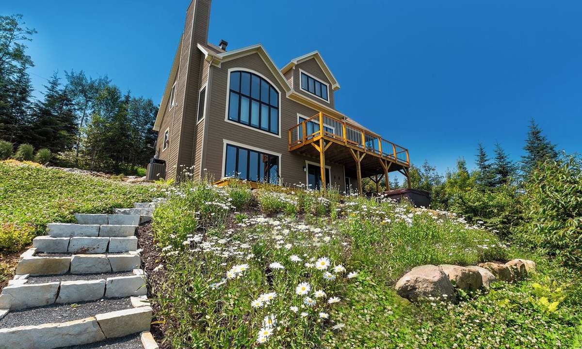 Saint-Joseph-de-la-Rive House | Splendid terrace flirting with the mountain