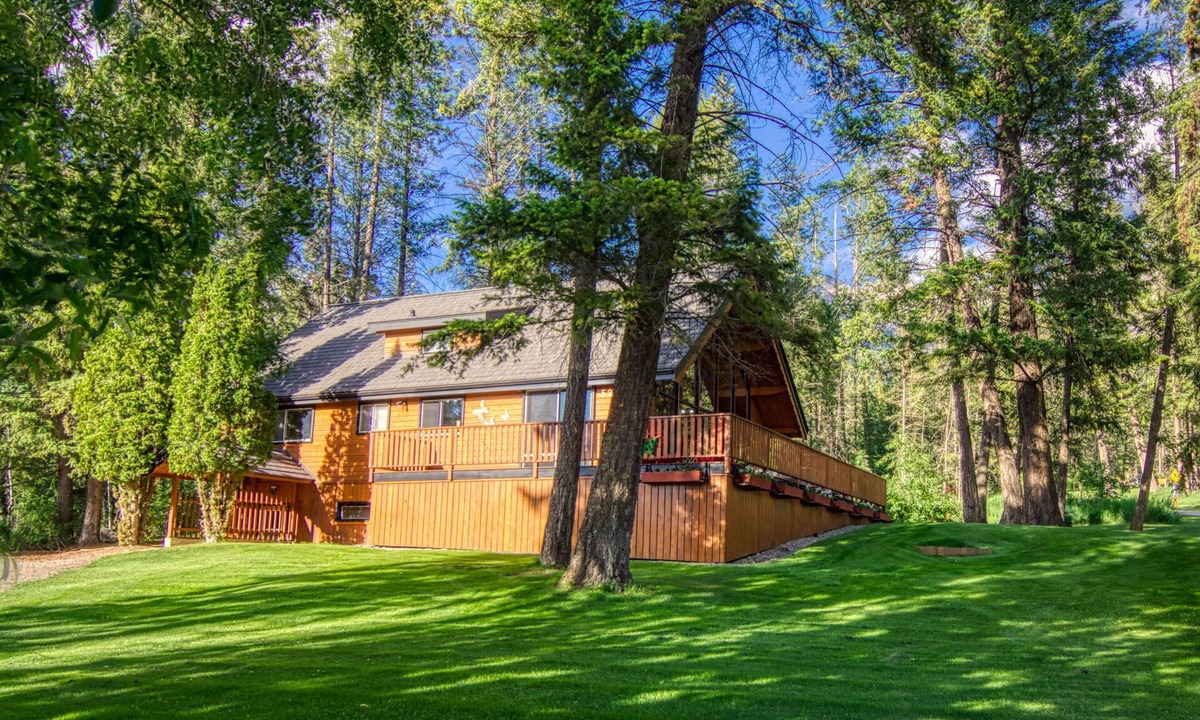 East Kootenay House | SPRING CREEK CABIN |6 BEDROOMS| SAUNA & HOT TUB