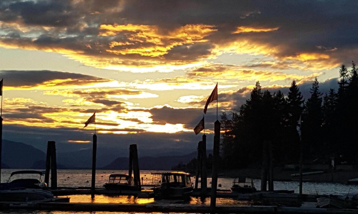 Anglemont House | St. Ives Resort on Shuswap - 1 bdrm w/loft, lakefront, pet friendly, dock, buoys