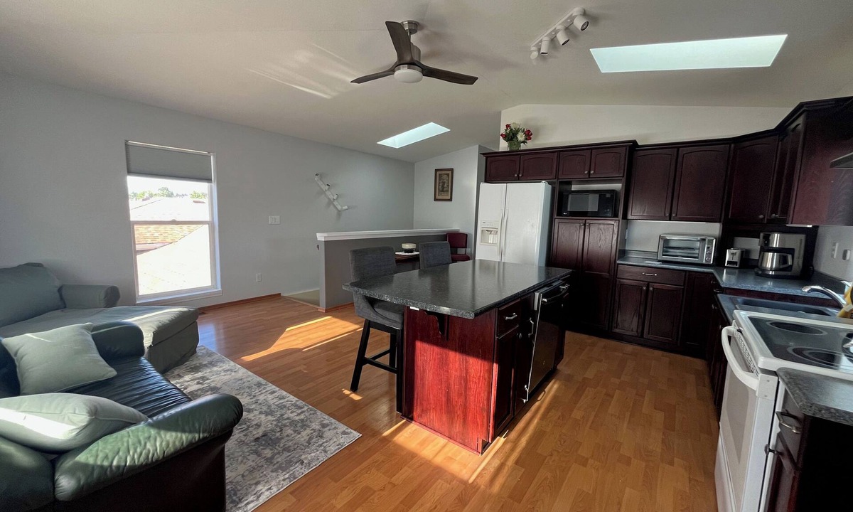 Okanagan-Similkameen House | Stay Central 5 min to both lakes, wineries. Perfect for family or couple.