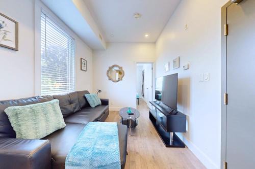 Greenwood - Coxwell Hotel | StayStreet Suites - Modern & Bright Queen Suite