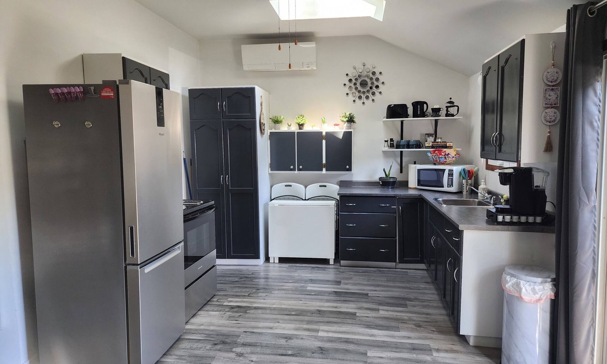 Levergood Beach House | Steps from Private Beach,in wine country with BBQ, fire pit and full kitchen