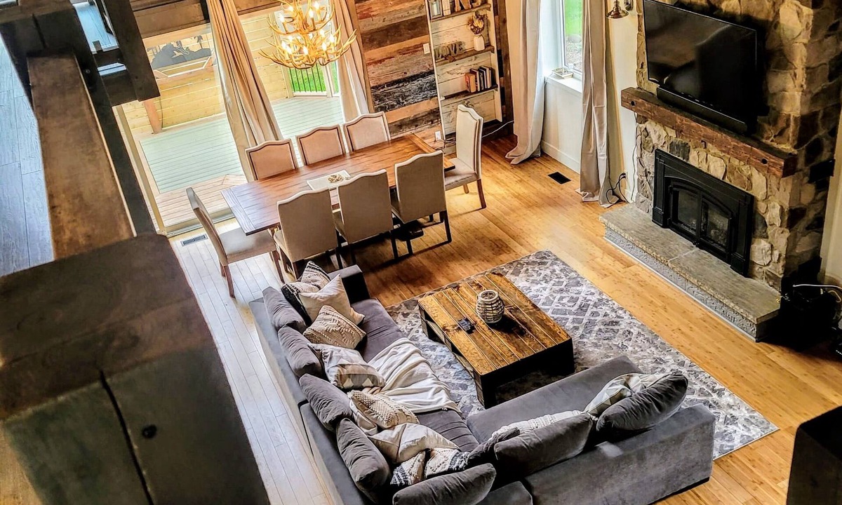 The Blue Mountains Ski Chalet | Steps to Blue Mountain Village/with Movie Room Hottub & Sauna - Long Term Rental