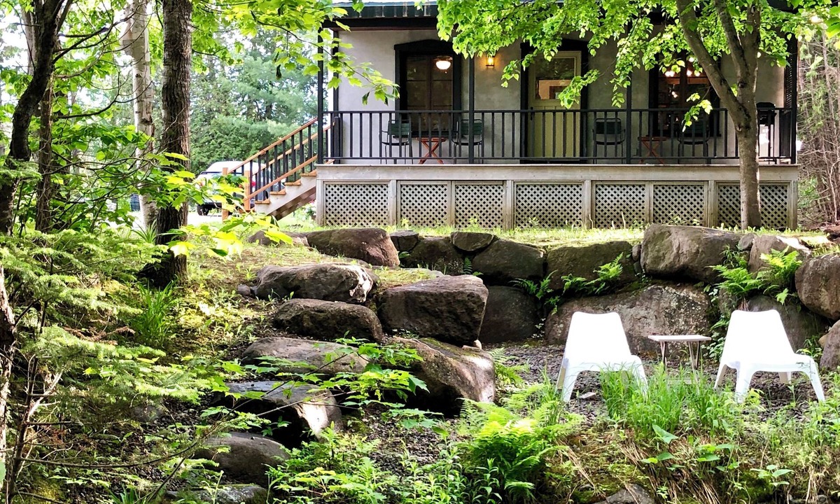 Val Morin Cottage | Streamside Retreat on Petit Train du Nord at km 39 - Cedar Creek Cottage