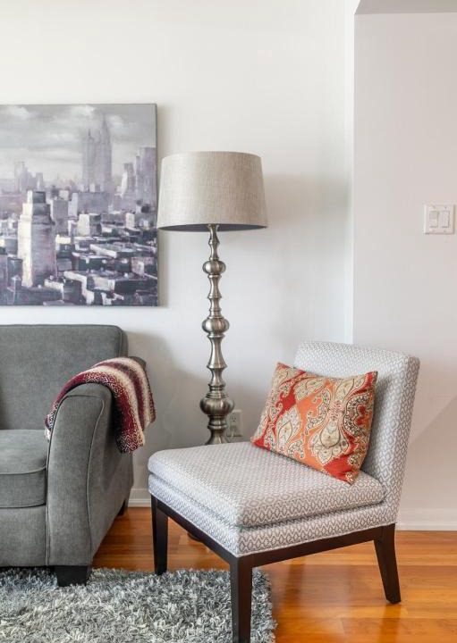 Bay Cloverhill Apartment | Stunning 1BR Condo in Great Downtown Location.