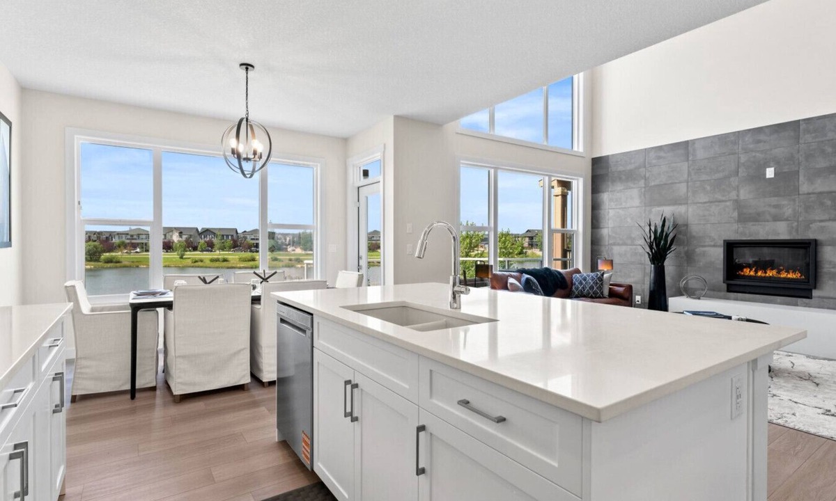 Airdrie House | Stunning Executive Home » Central AC » King Bed