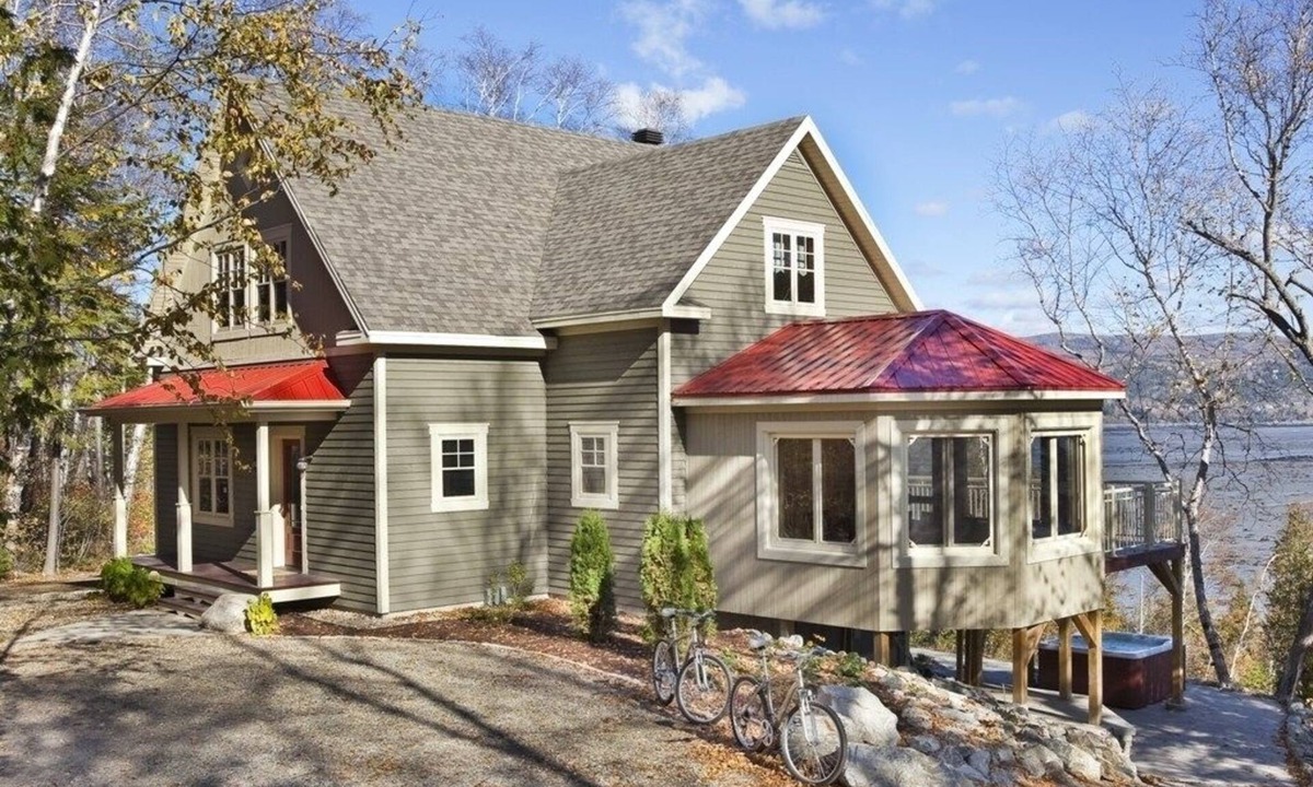 Baie-St-Paul Ski Chalet | Stunning windows overlooking the riverbank