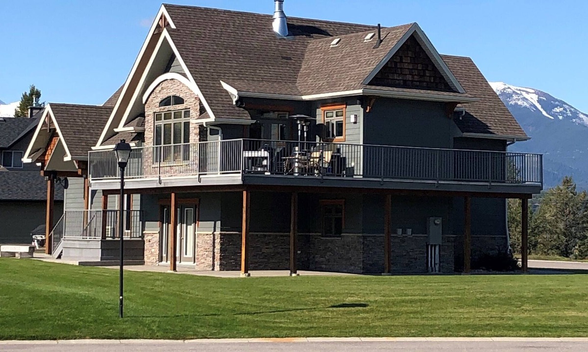 Invermere House | Stunning Year Round Mountain Views