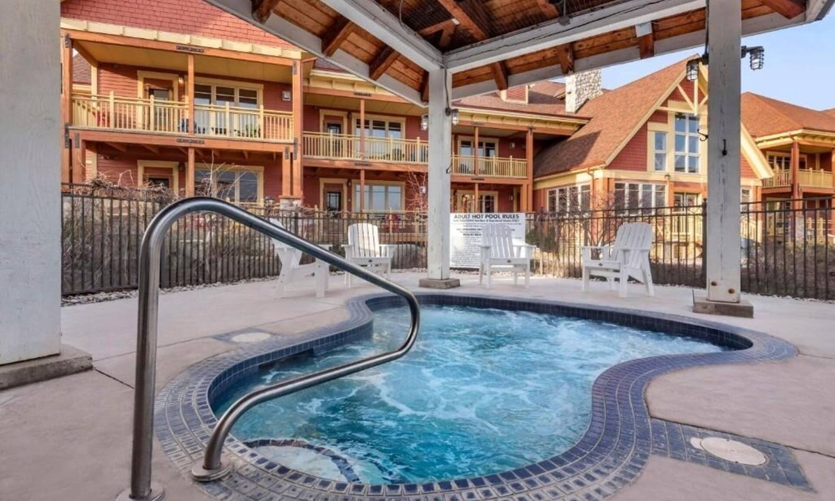 The Blue Mountains Hotel | Stylish 1BR Retreat with Private Balcony & Kitchenette for Relaxation