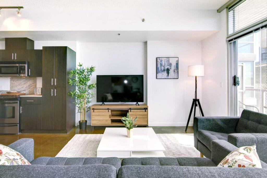Beltline Apartment | Stylish 1BR, Stampede & Free Parking by Doorbed