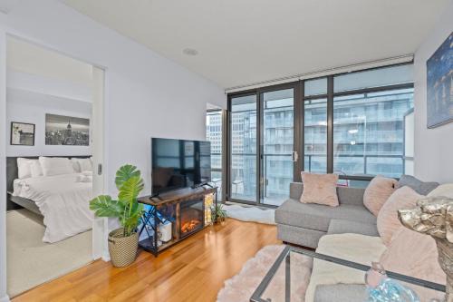 Bay Cloverhill Apartment | Stylish 2BR Downtown Sanctuary - Free Parking