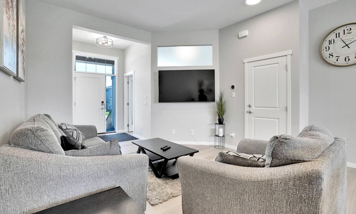 Southeast Calgary House | Stylish 6Bdr/4.5Bath/AC/2 full kitchens/2 Remote Workspaces/Lake Access/Games