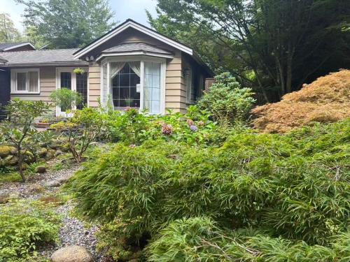 Edgemont Apartment | Suit near Grousmountain