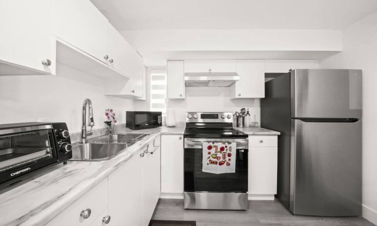 Fleetwood House | Suite with Modern Upgrades in Surrey
