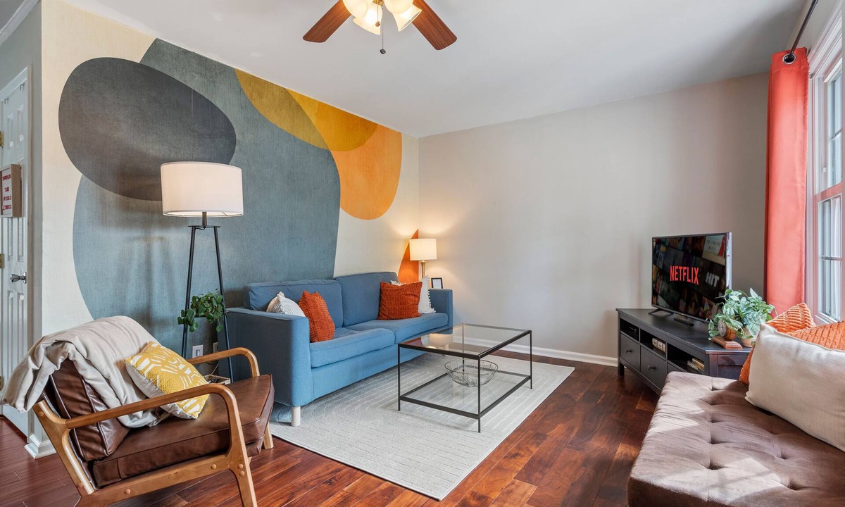 East Raleigh House | Summer Weekends Open| King w/Crib | Free Parking