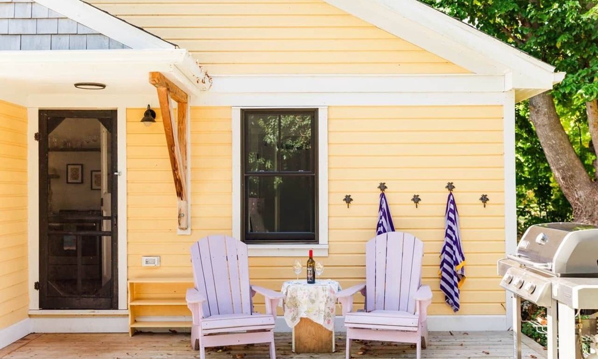 Kingsport House | Sunflower Cottage-Cosy Family Beach Cottage