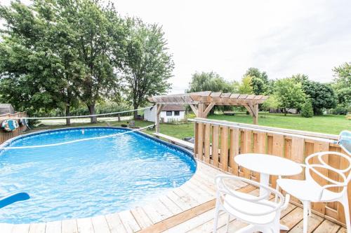 Pointe aux Roches House | Sunny Shores Getaway 3BR2bApool