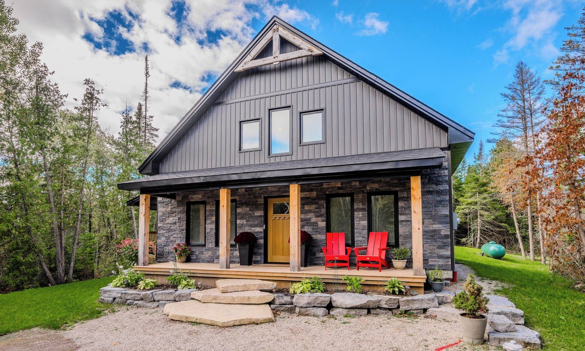 Stokes Bay Cottage | Sunset Bay Cottage – Your Year-Round Escape to Lake Huron’s Tranquil Shores