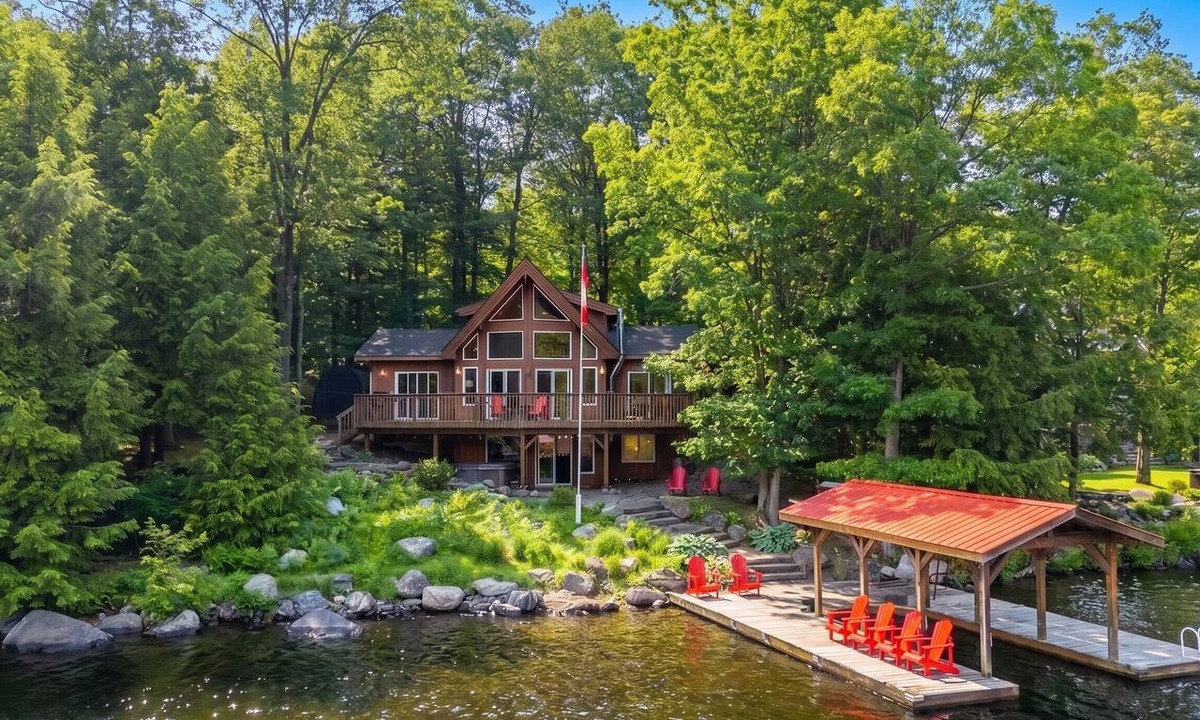 Bala Cottage | Sunset Shores Muskoka with Hot Tub