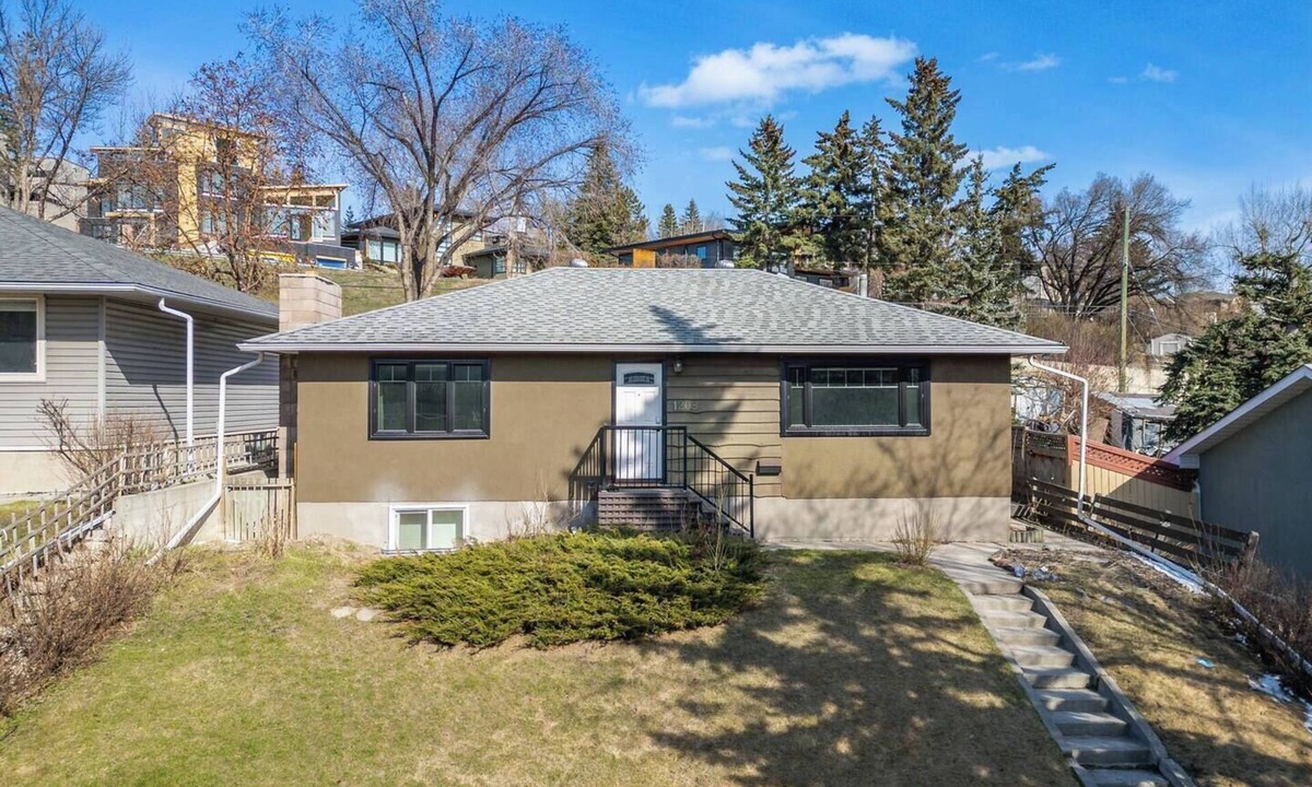 Northwest Calgary House | Sunshine Retreat 3-BDRMUpper Unit w AC & Patio