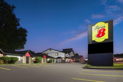 Gananoque Hotel | Super 8 by Wyndham Gananoque - Country Squire Resort