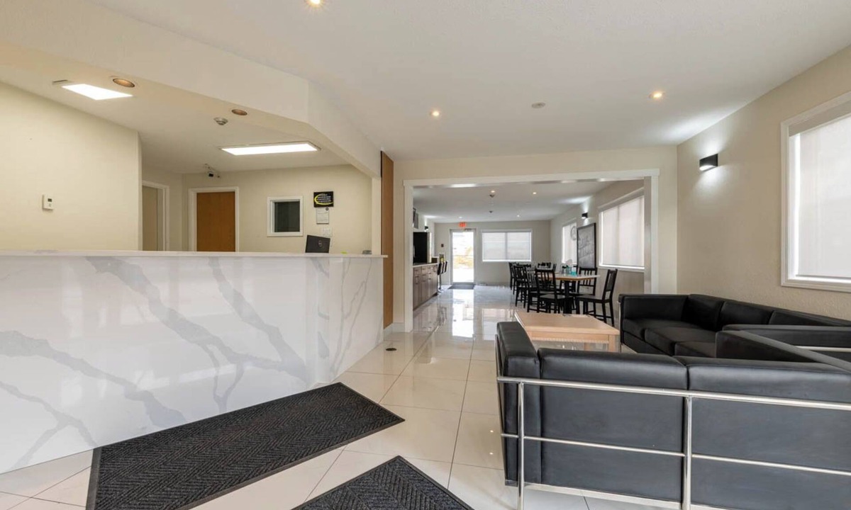 Golden Hotel | Super 8 By Wyndham Golden