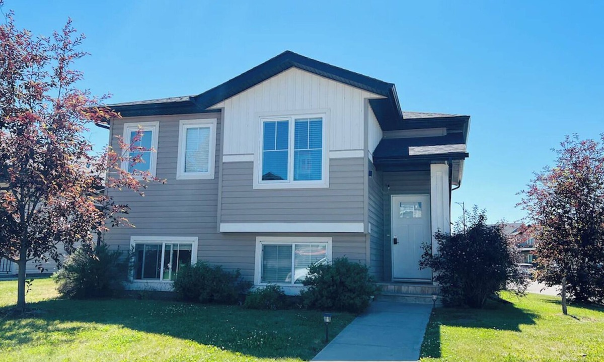 Sylvan Lake House | Sylvan Lake Retreat | Perfect Family Getaway | 7 mins walk to Lake | A/C | BBQ