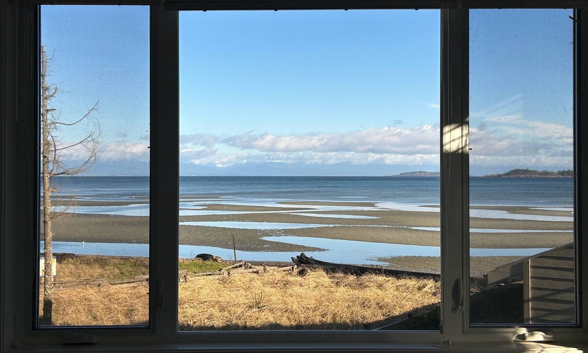 Regional District of Nanaimo Hotel | Tanglewood 13 is a ocean and park view unit on Rathtrevor Beach!