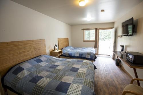 Iskut Hotel | Tatogga Lake Resort