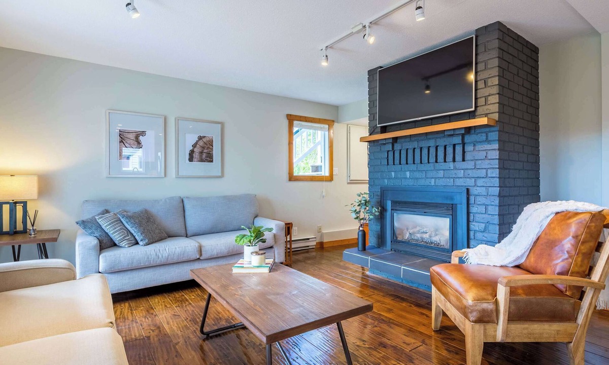 Silver Star Mountain Ski Chalet | The Alpine | Sleeps 10 | Perfect for Large Groups!