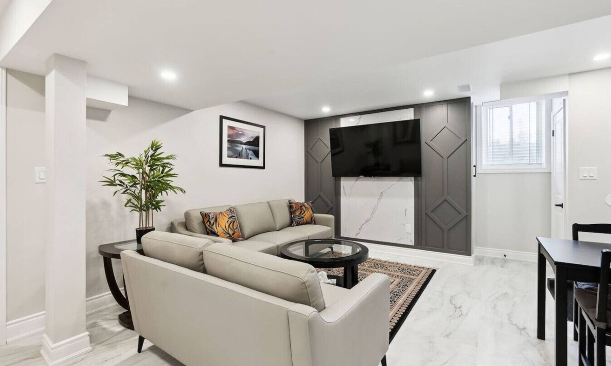 Whitchurch-Stouffville House | The Baker Hill Executive Suite