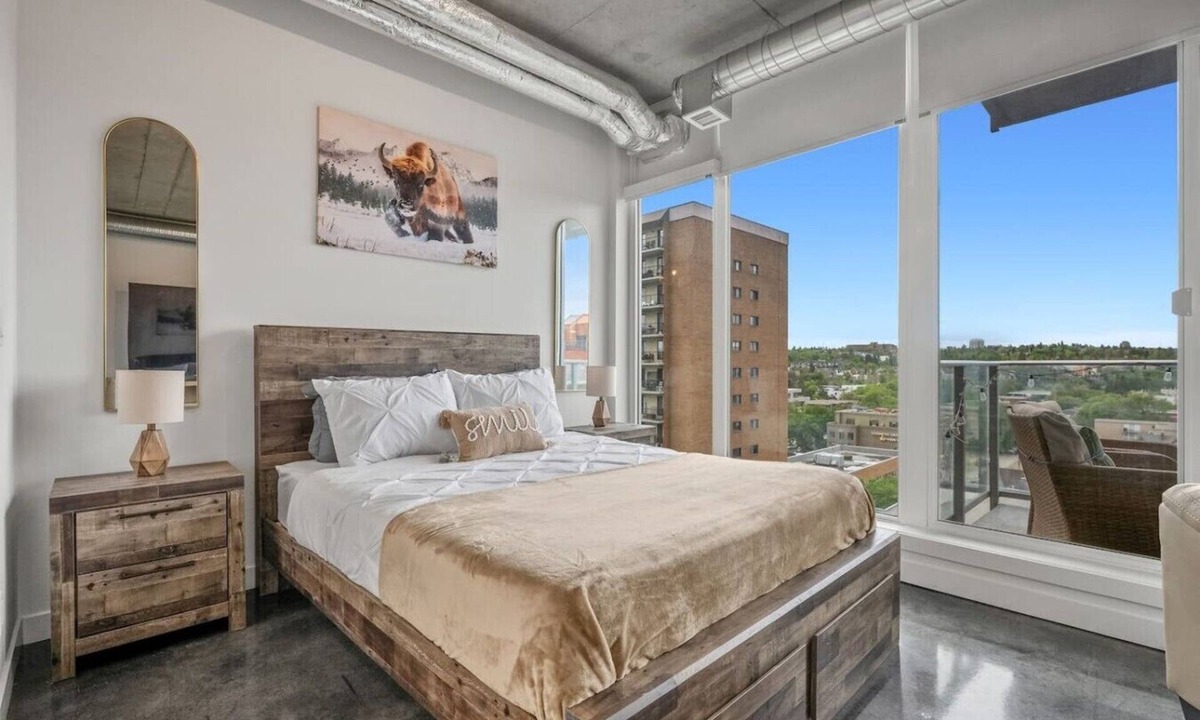 Connaught Apartment | `The Cedar` | Mins to Stampede | Patio Fire-pit