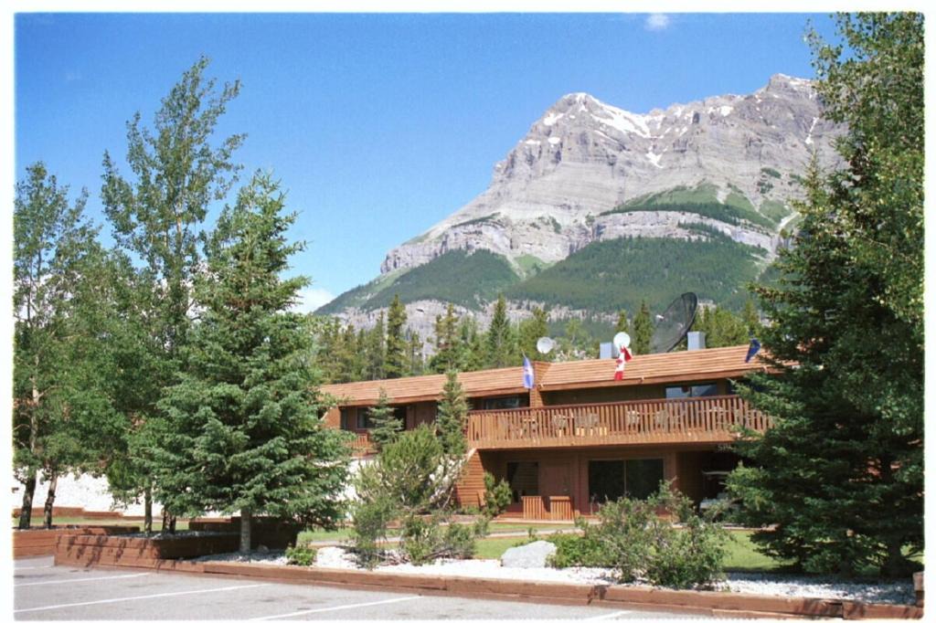 Saskatchewan River Crossing Hotel | The Crossing