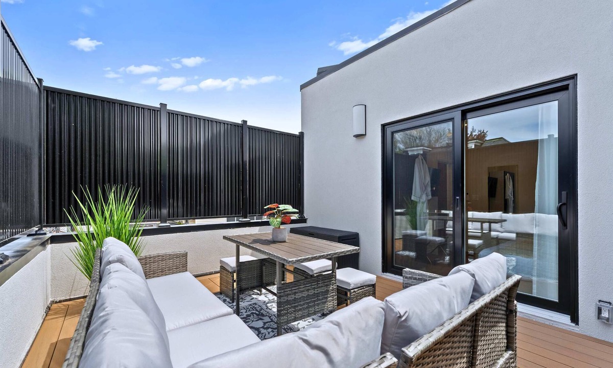 Riverdale Hotel | The Gerrard Riverdale Group Stay With Patio