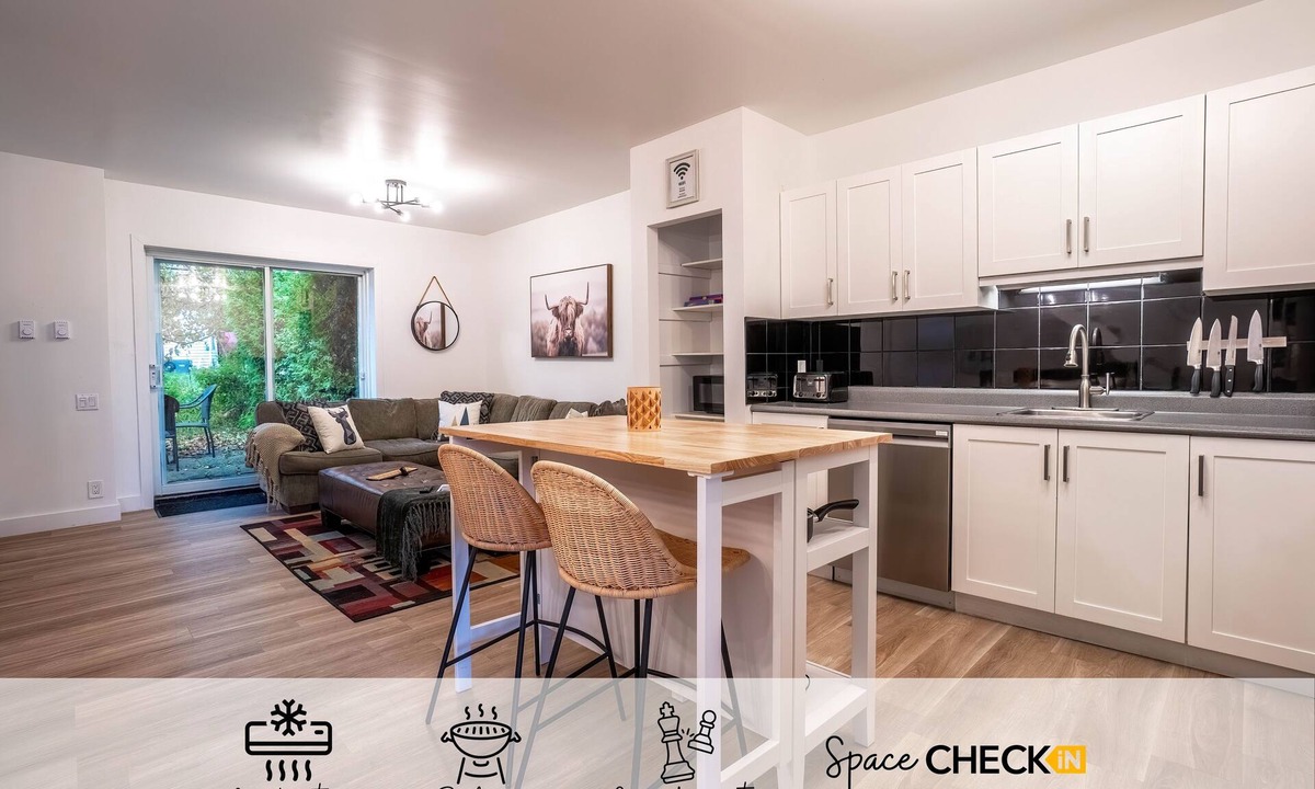 Saint Ferreol les Neiges House | The Hike Stop | 4Season Hot Tub | AC | BBQ | Mont-Ste-Anne | Ski & Golf