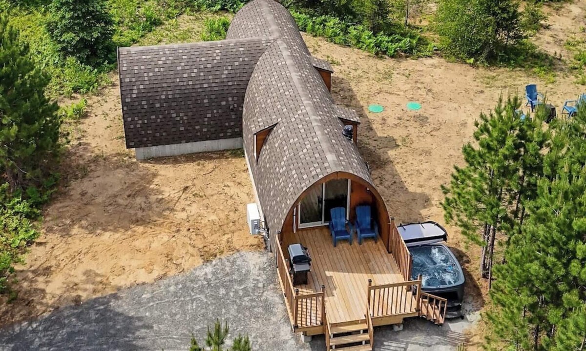 Saint-Alexis-des-Monts Apartment | The Hobbit | tiny house | dogfriendly