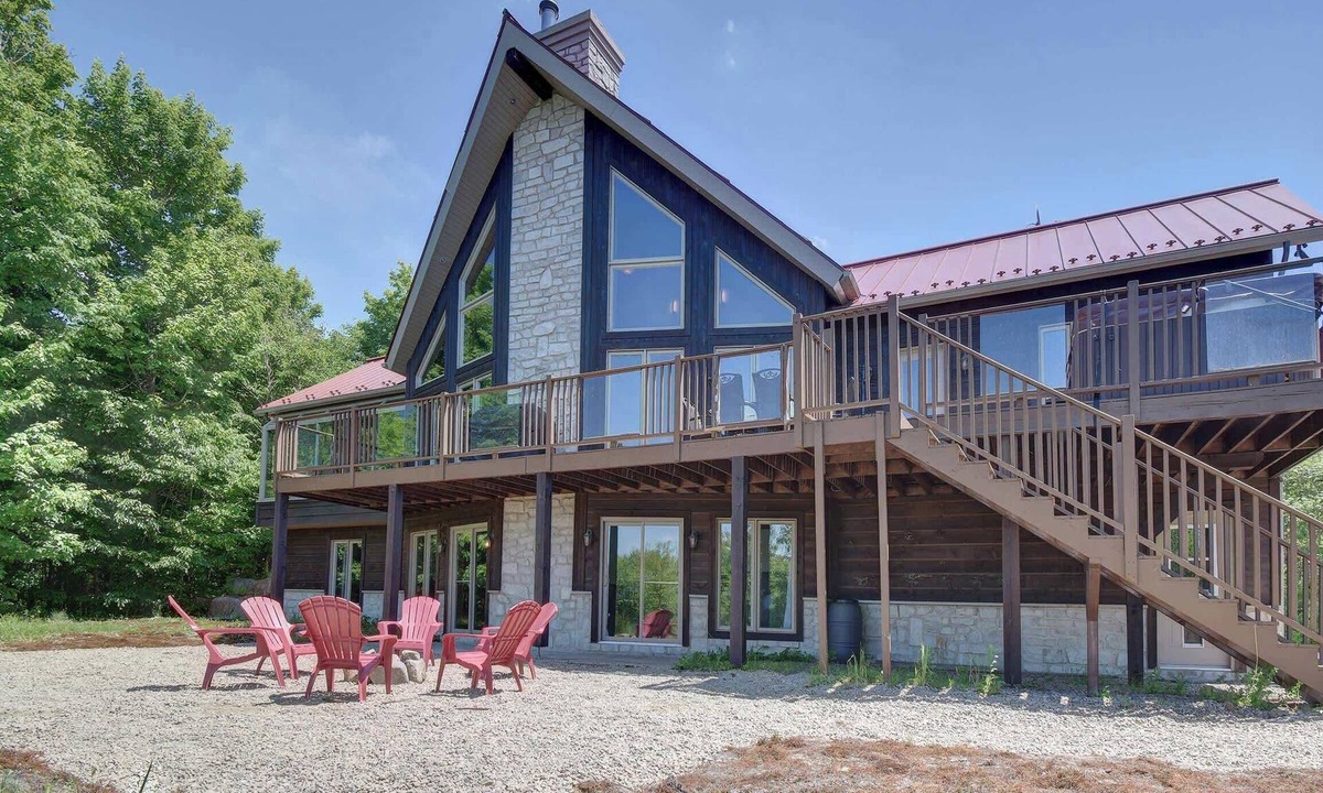 Lac-Superieur Ski Chalet | The King of the Hill w/Spa & pool table