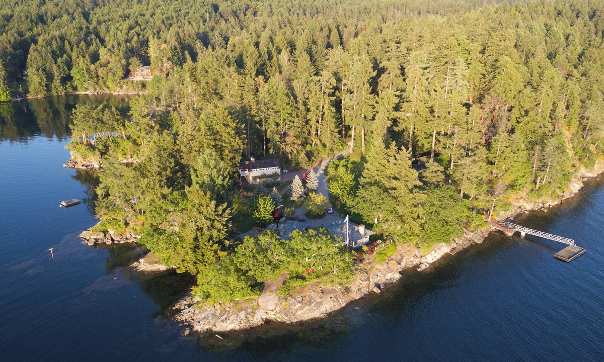 Salt Spring Island Cottage | The Loft Oceanfront retreat
