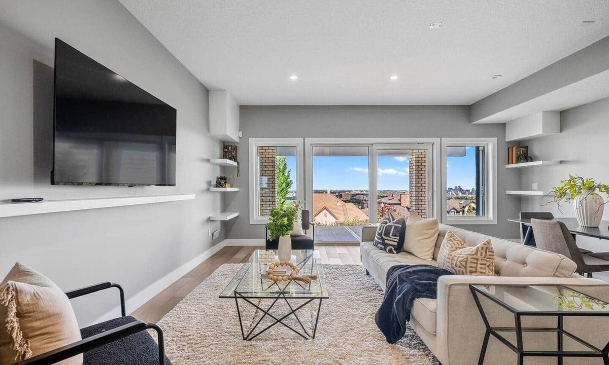 Southwest Calgary House | The Luxe Suite- Bright Guestsuite with city views