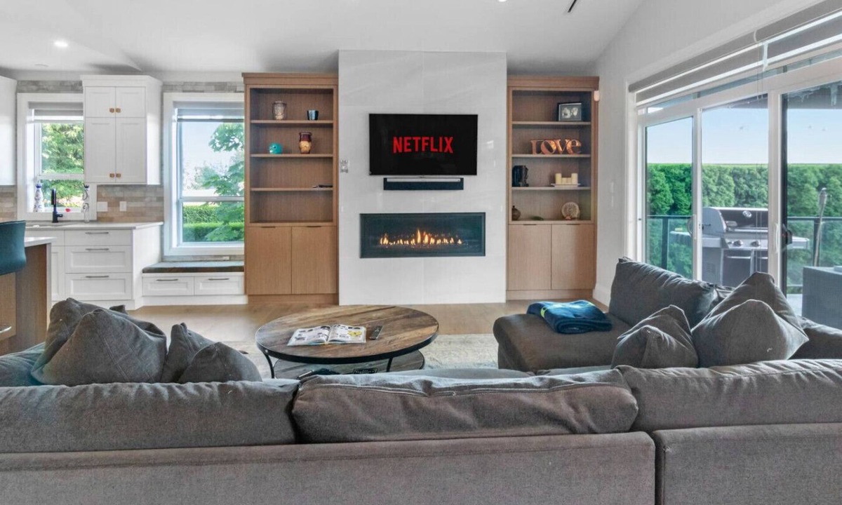 Abbotsford House | The Nox | Pool | Luxe Home | Poker | Fire Pit