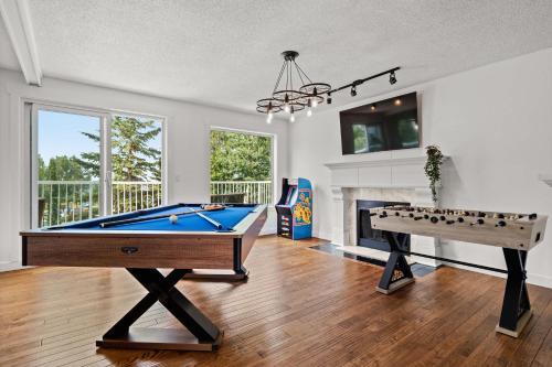 Sylvan Lake House | The Ohana Lakeside Retreat 4 Bedrooms & Tiki Bar