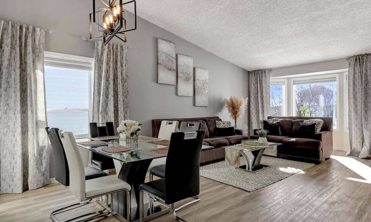 Grande Prairie House | The Perfect 5 Bed, 4 Baths, Mini gym, 2 Kitchens, 2 Living rooms