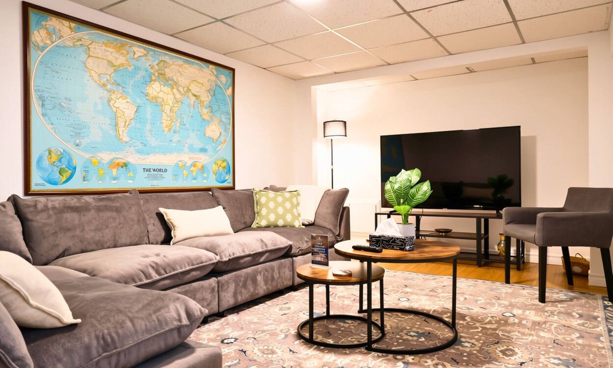Timmins Apartment | The Redbrick Suite - Central 2 Bedroom Apt. with Luxury Bathroom