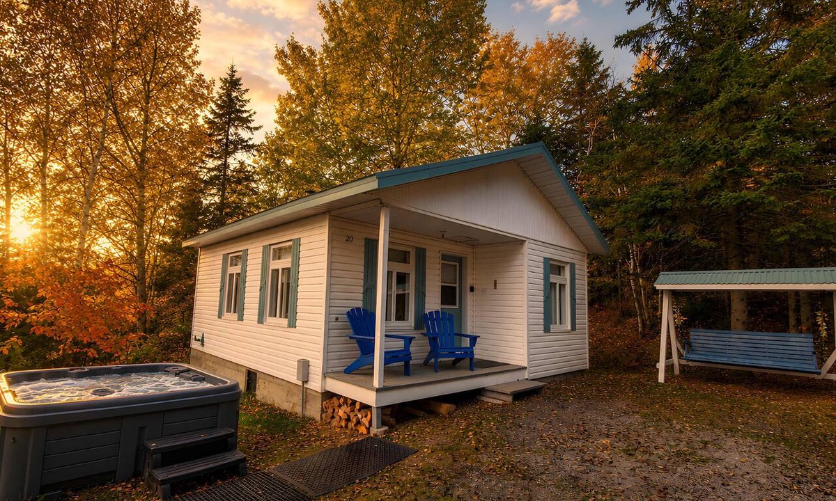 Saint-Tite-des-Caps Ski Chalet | The Refuge between 2 Mountains - Spa, BBQ & Peace!